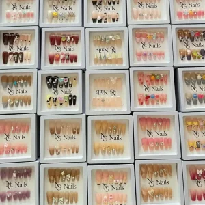 Factory 10pcs Handmade False Nails Beautiful Luxury Customized Design Random Designs Handmade Press on Nails