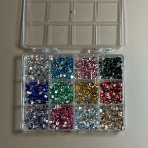 Factory Direct 12 Color Resin Flat Bottom Drill Small DIY Stick Nail Accessories With Rhinestone